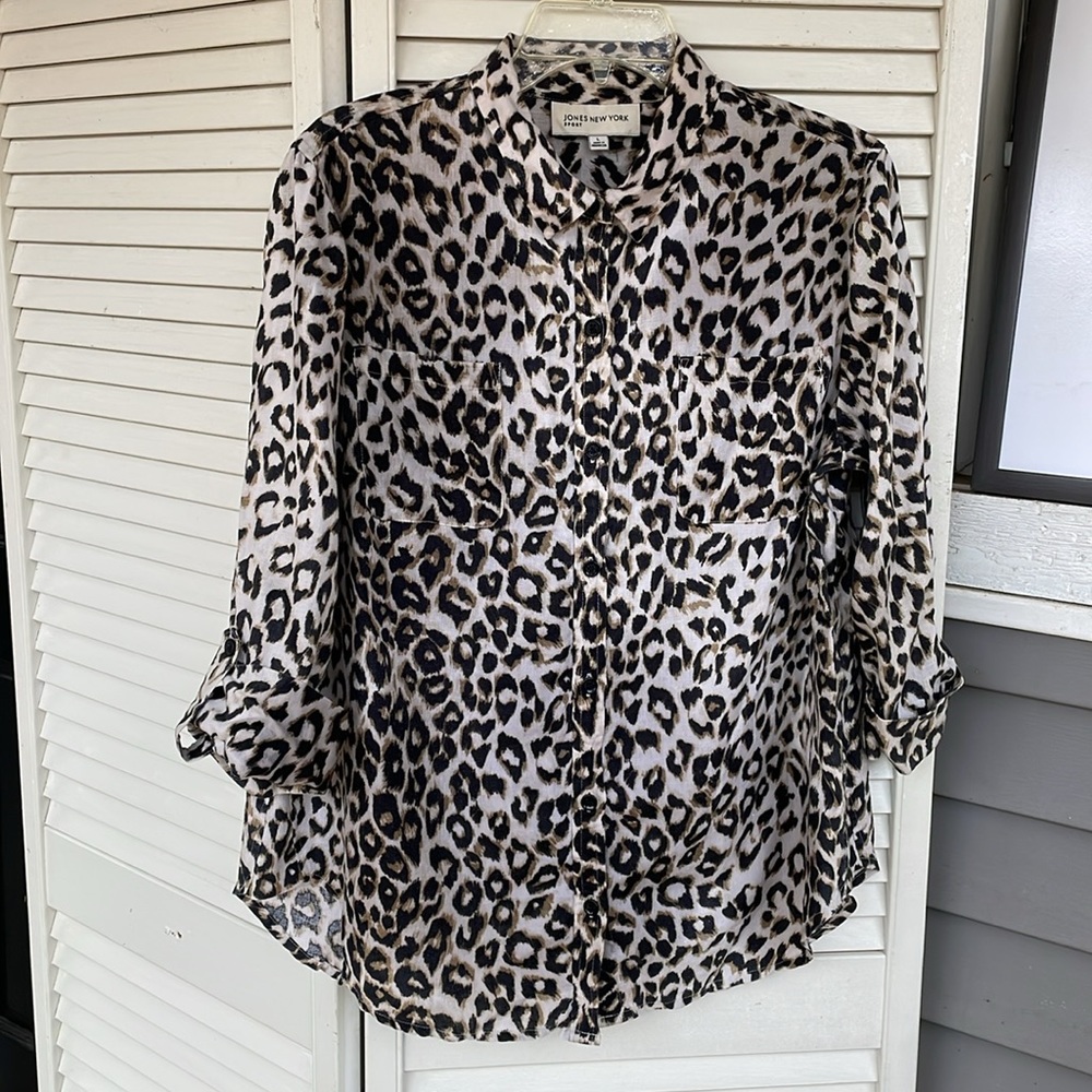 Jones New York Sport button down pocketed shirt. Size: LARGE GREAT WITH JEANS! - Picture 2 of 7